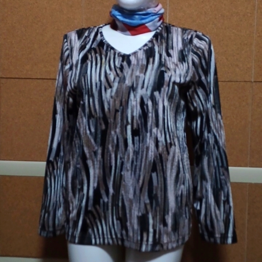 BON WORTH TOP BLACK AND SILVER SIZE MEDIUM